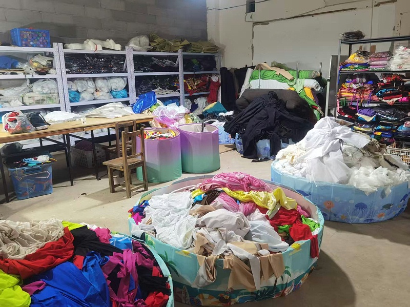 霓裳民族服饰原材料民族服装库房 (4)