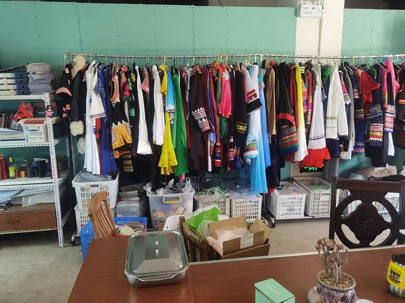 霓裳民族服装成品库房 (1)