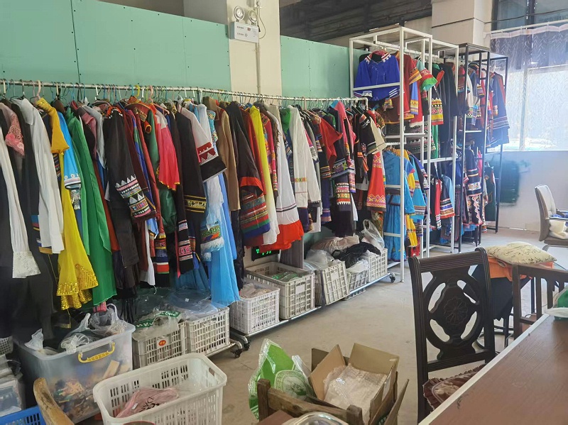 霓裳民族服装成品库房 (2)