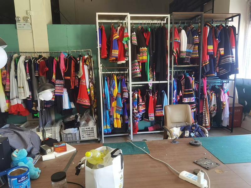 霓裳民族服装成品库房 (3)