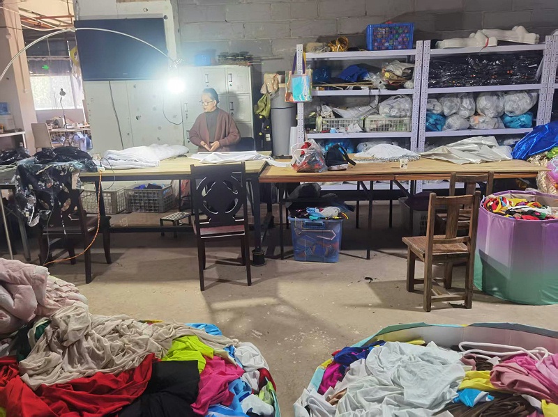 霓裳民族服饰生产车间展示 (1)