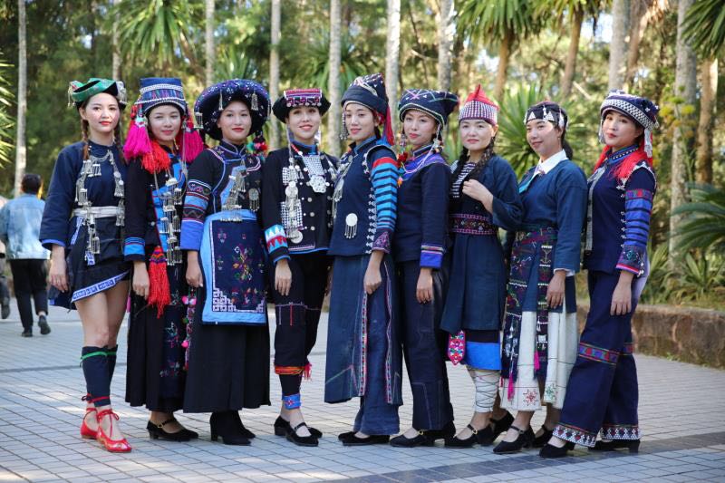云南普洱哈尼族服饰
