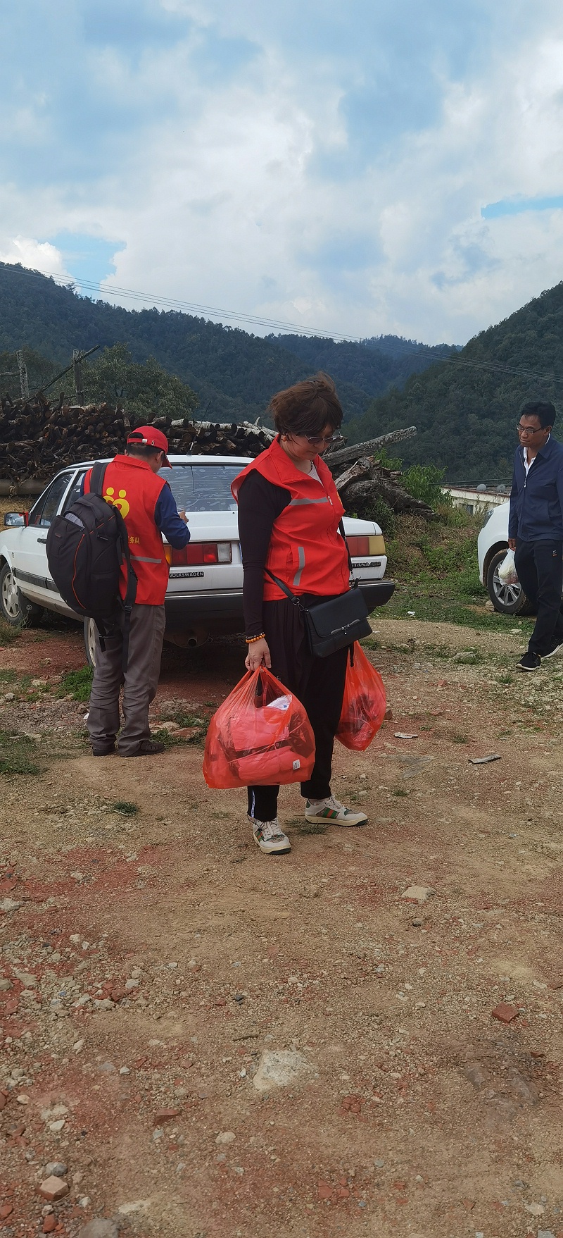 霓裳民族服饰爱心公益捐赠民族校服 (5)
