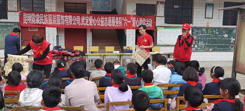 霓裳民族服饰爱心公益捐赠民族校服 (32)