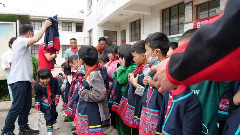 霓裳民族服饰爱心公益捐赠民族校服 (100)