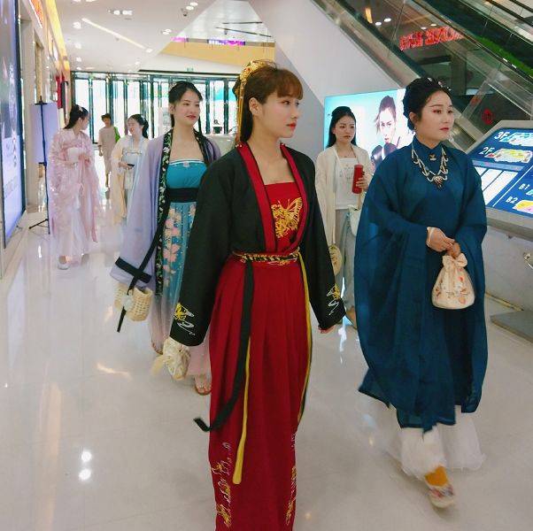 民族服饰原美了！看看平阳美女们如何演绎民族服饰！ (8)
