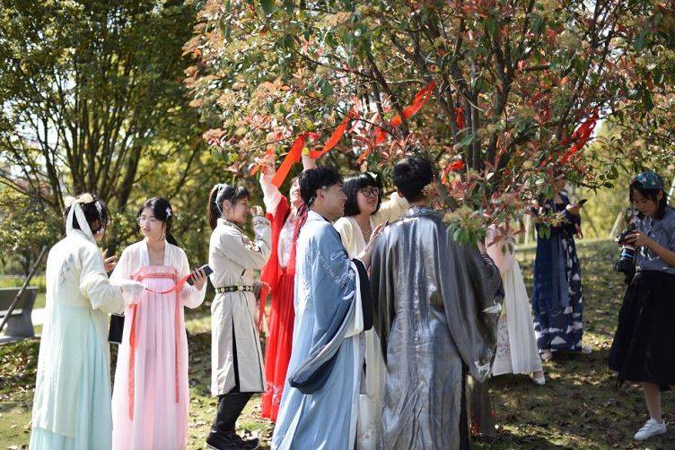 民族服饰原美了！看看平阳美女们如何演绎民族服饰！ (4)