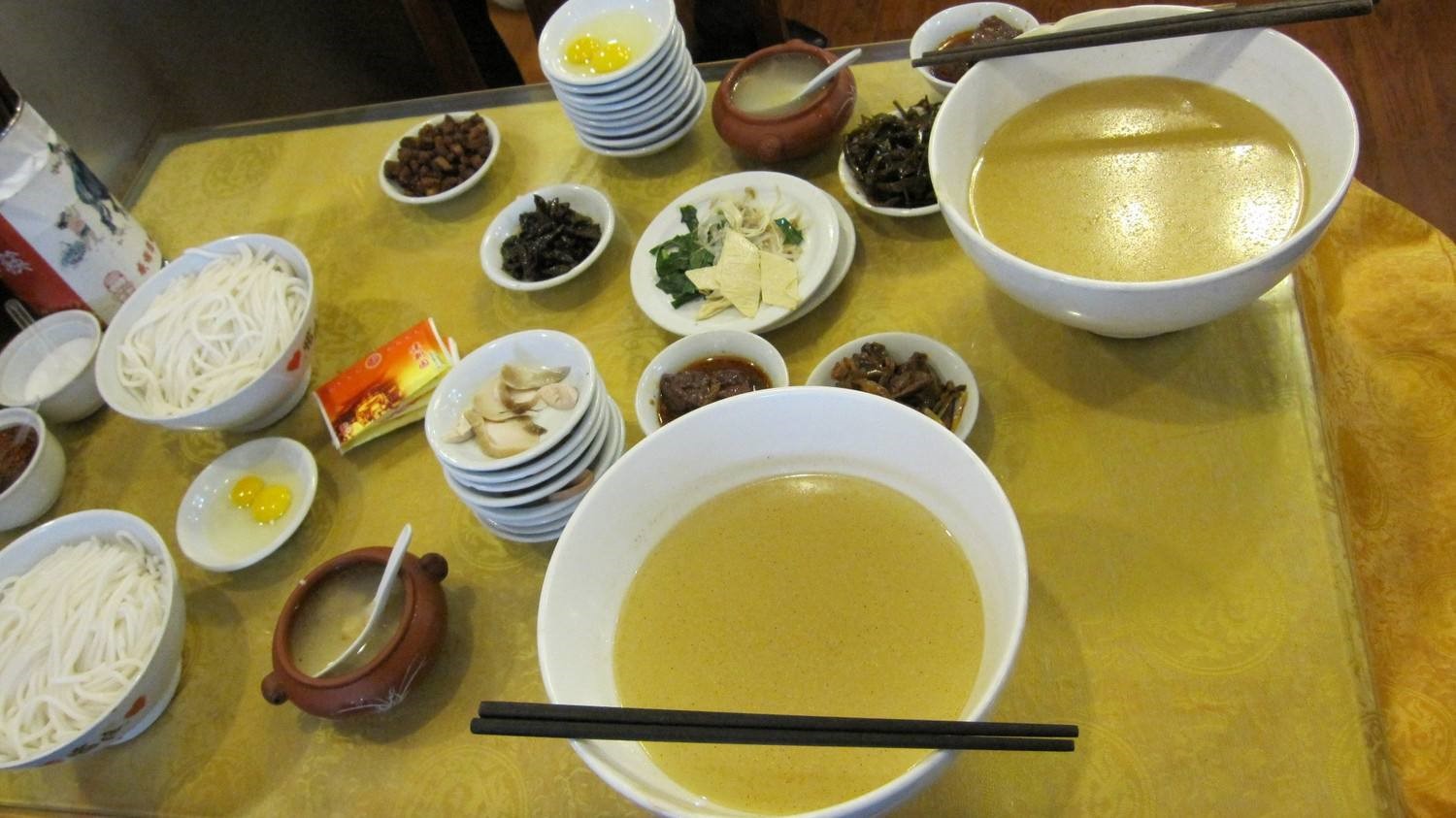 昆明建新园米线定制民族工作服案例