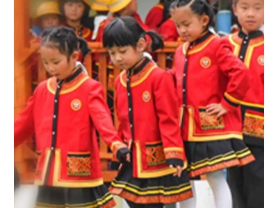 民族服饰元素如何通过现代设计和工艺流程运用在中小学校服中